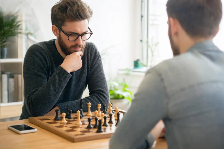 Deux hommes jouant aux échecs