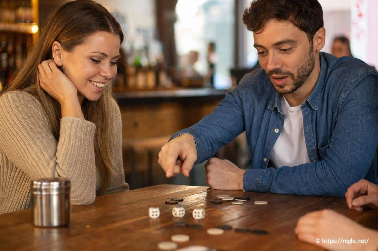 Jeunes adultes jouant à un jeu de société