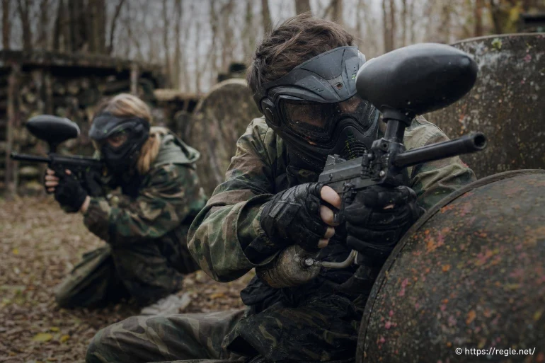 Joueurs de paintball en camouflage