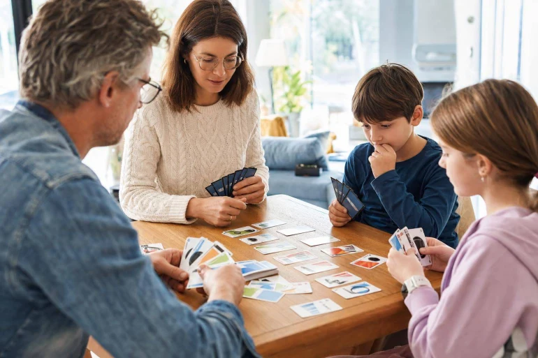 Famille jouant à un jeu de cartes
