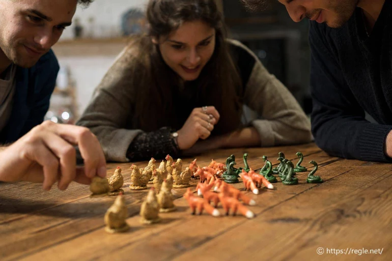 Personnes jouant à un jeu de stratégie animalier