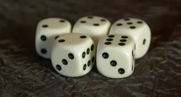 Règle du Yam's : combinaisons, score et conseils pour gagner