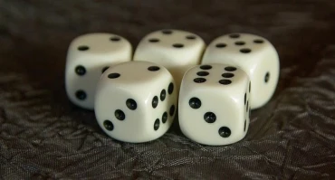 Règle du Yam’s : combinaisons, score et conseils pour gagner