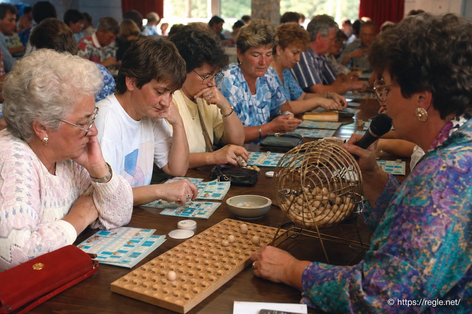 Personnes jouant au bingo en salle